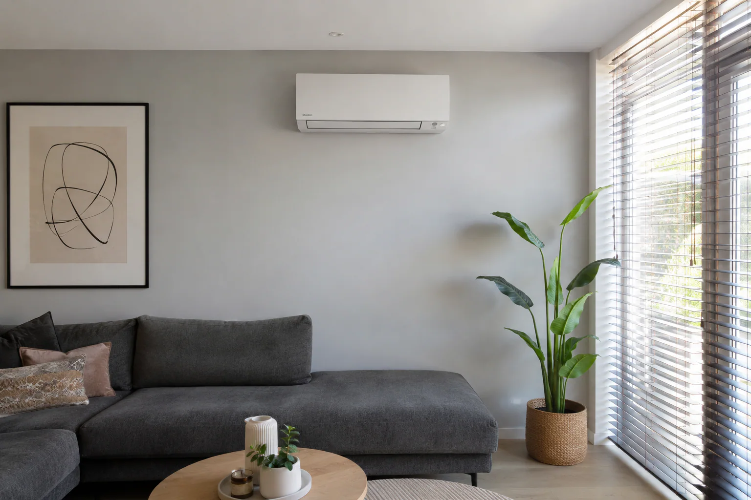 Strak geplaatste Daikin airco in een moderne woonkamer